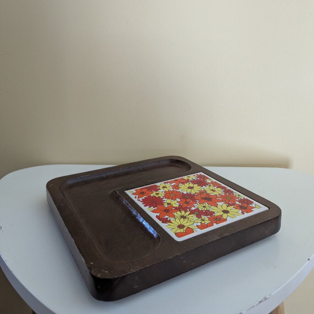1970s MCM VINTAGE WOODEN CHEESE BOARD WITH FLORAL CERAMIC TILE INSERT